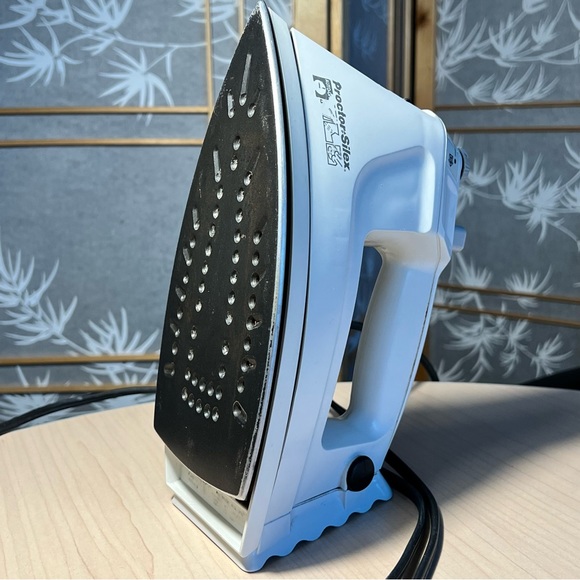 Proctor Silex Auto-off Iron Nonstick Soleplate and Adjustable Steam Spray Blast - Picture 7 of 11